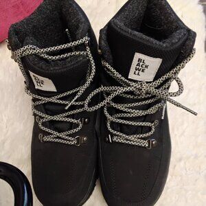 Designer boots  Black well value was 300$ , new waterproof